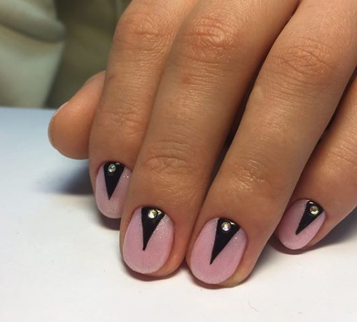 Модный лунный маникюр