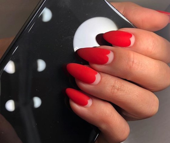 Модный лунный маникюр