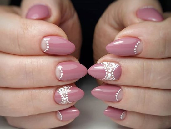 Модный лунный маникюр