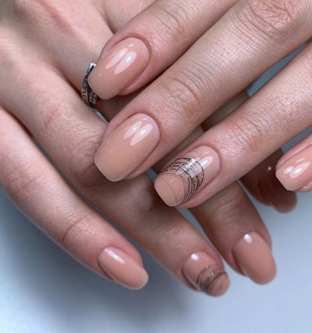 Модный лунный маникюр