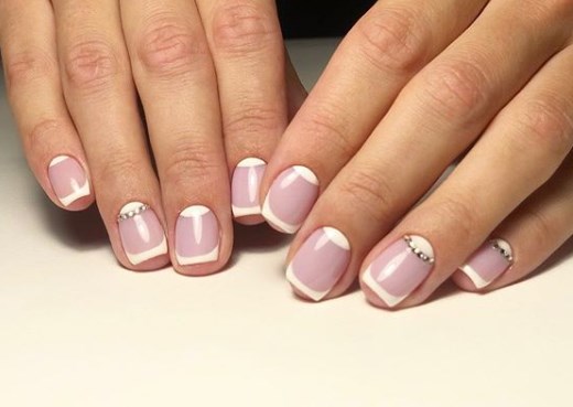Модный лунный маникюр