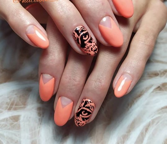 Модный лунный маникюр