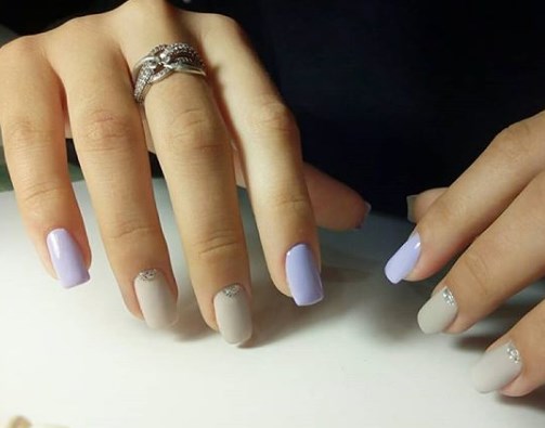 Модный лунный маникюр