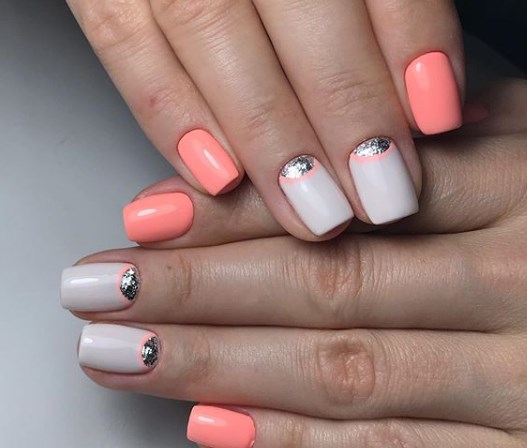 Модный лунный маникюр