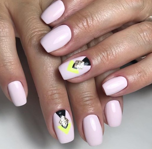 Модный лунный маникюр