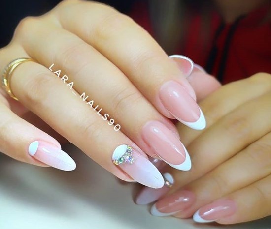 Модный лунный маникюр