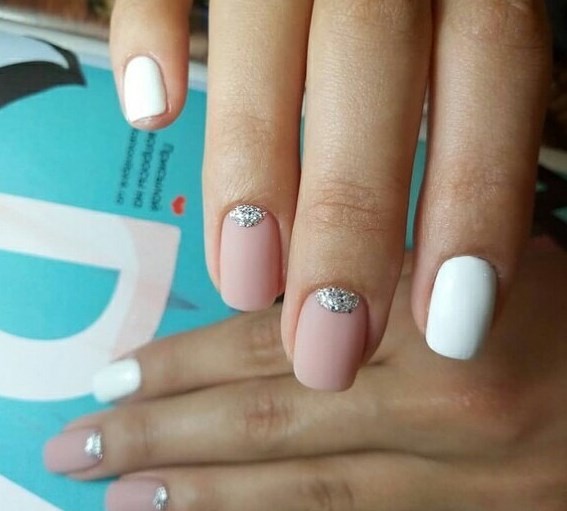 Модный лунный маникюр