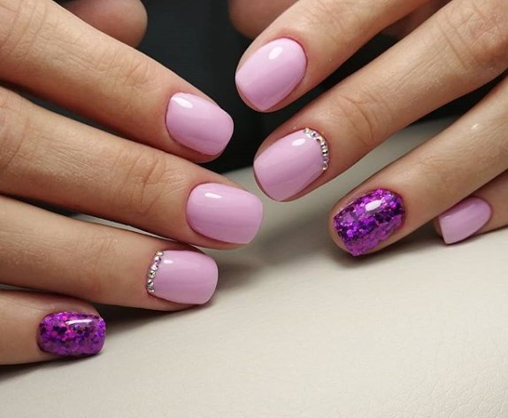 Модный лунный маникюр