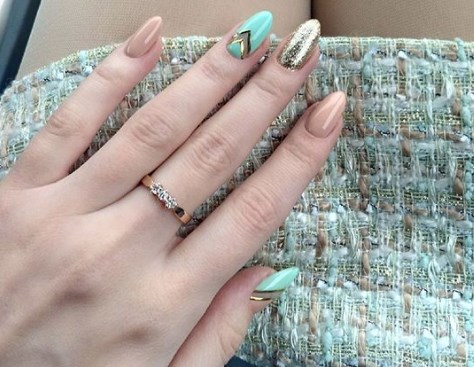 Модный лунный маникюр