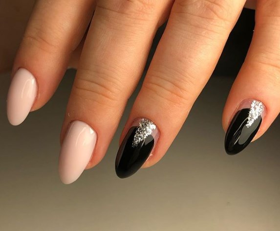 Модный лунный маникюр