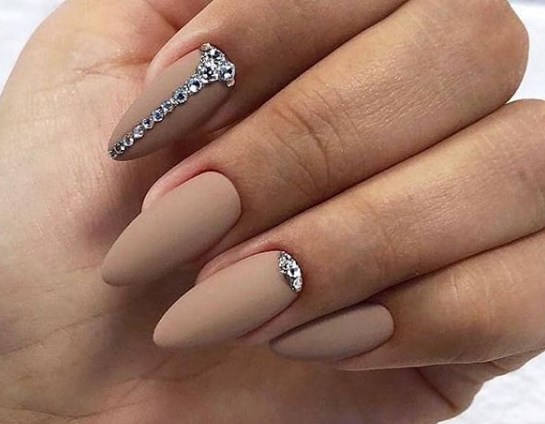 Модный лунный маникюр