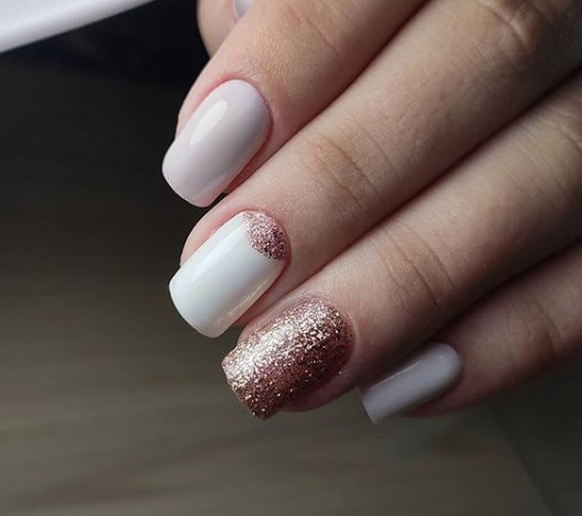 Модный лунный маникюр