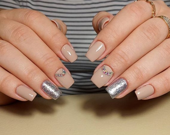 Модный лунный маникюр