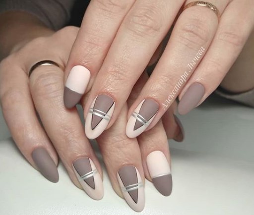 Модный лунный маникюр