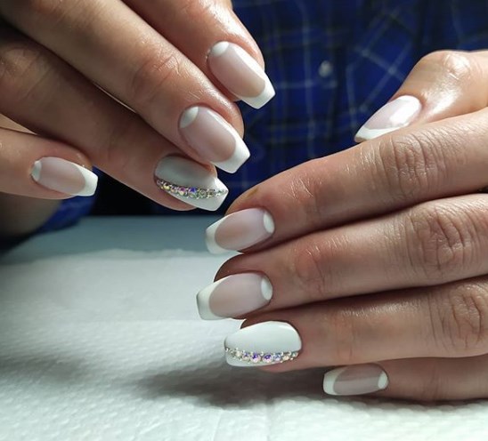 Модный лунный маникюр