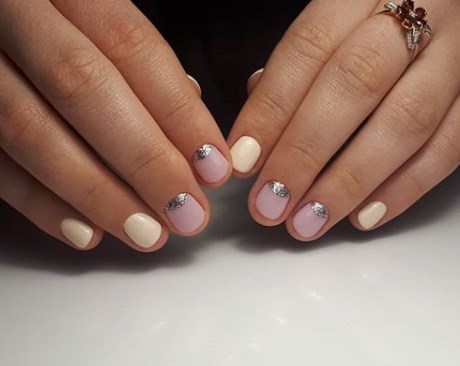 Модный лунный маникюр