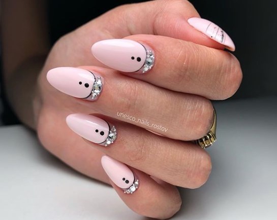 Модный лунный маникюр