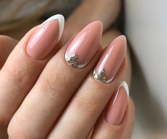 Модный лунный маникюр