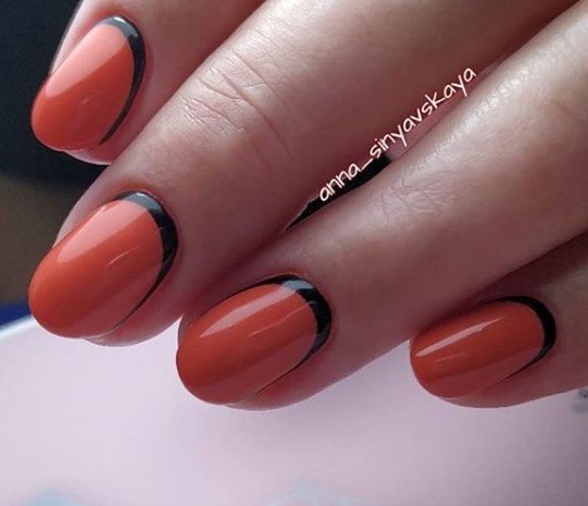 Модный лунный маникюр