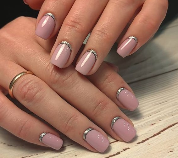 Модный лунный маникюр