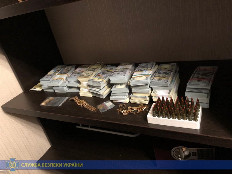 У чиновника нашли полмиллиона долларов наличкой