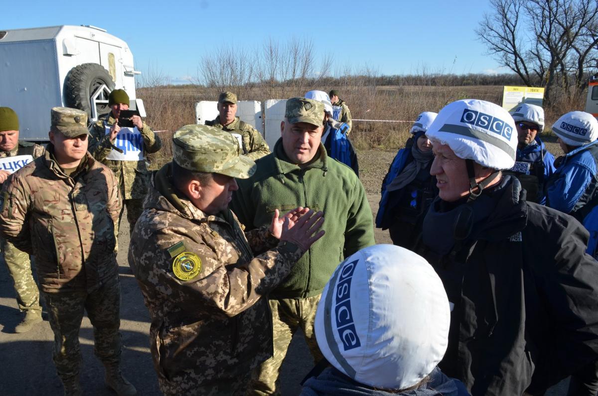 Украина и боевики продолжают разведение сил на Донбассе Украина и боевики продолжают разведение сил на Донбассе
