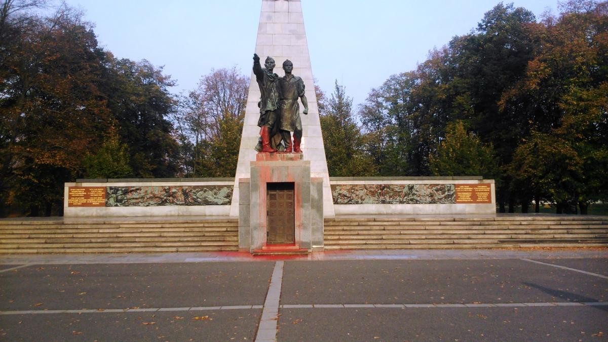 Памятник отношениям. Памятники советским солдатам в Чехии. Мемориал воинам Советской армии в Чехии. Прага памятник советским воинам-освободителям. Памятник воинам красной армии Чехия.