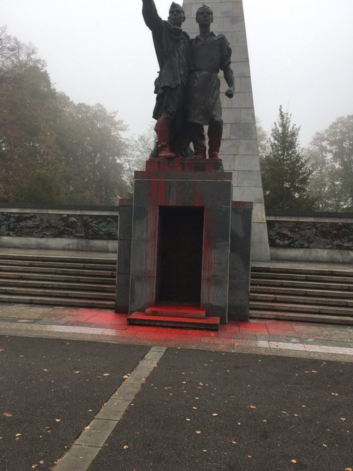 В армении осквернили памятник. Памятник красноармейцам в Чехии. В Чехии осквернили памятник воинам в Остраве. Глубчицы памятник красной армии. Памятник воинам красной армии Чехия.