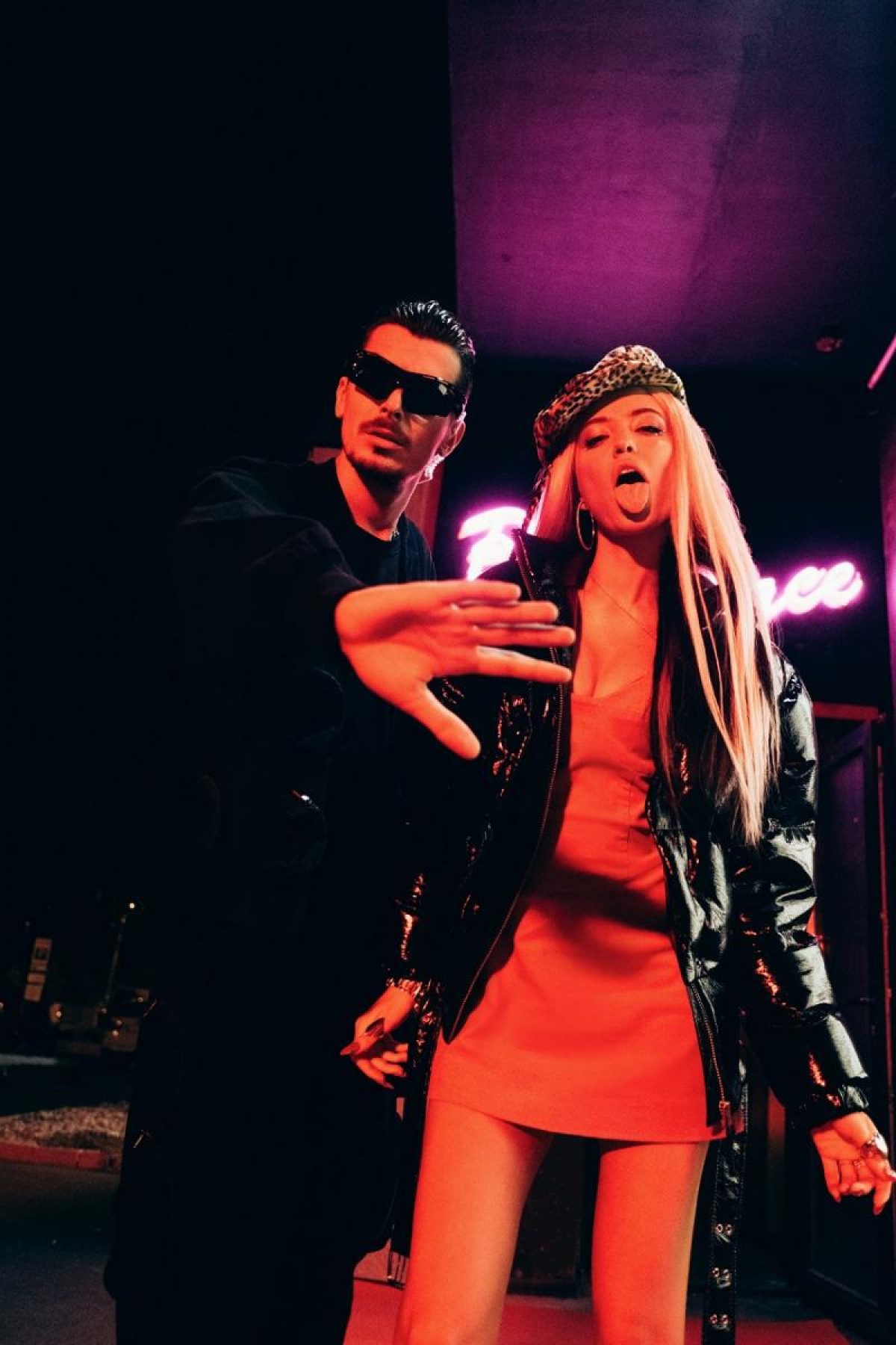 Время и стекло 2020 лох концерт. Татьяна дорофеева в клипе. Надя дорофеева лох. Время и стекло лох. Дорофеева в клипе лох.