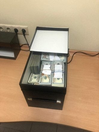 У врача нашли около миллиона долларов / facebook.com/ Надежда Максимец