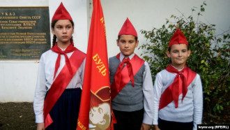Партбилеты детям вручил руководитель севастопольских коммунистов / Фото ru.krymr.com Партбилеты детям вручил руководитель севастопольских коммунистов / Фото ru.krymr.com