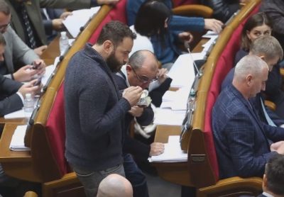 Дубинский устроил обед прямо в зале Рады / скриншот из видео Дубинский устроил обед прямо в зале Рады / скриншот из видео
