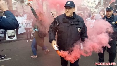 'Нет капитуляции': Зеленского в Житомире встретили файер-шоу