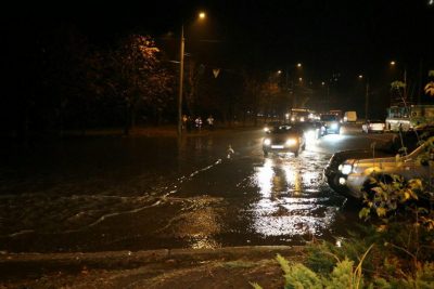 Мощный ливень в Днепре: город "пошел под воду", затонули авто и маршрутки
