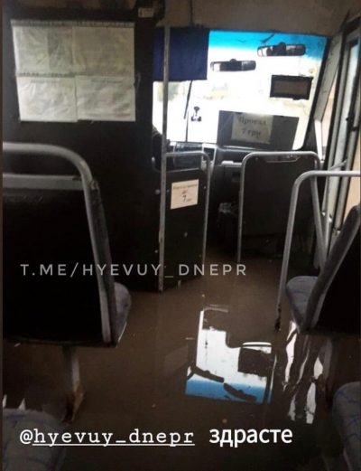 Вода позаливала салоны маршруток / Фото Информатор