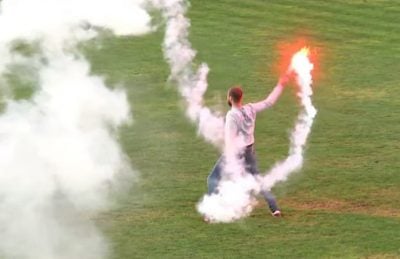 Ультрас прорвались на поле во время матча Балканы - Черноморец / Скриншот