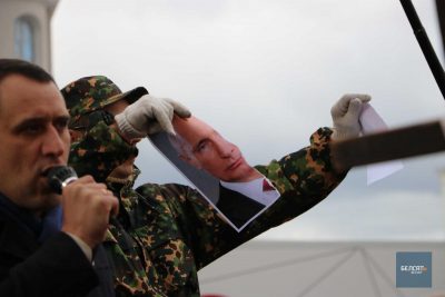 «Нет – союзу с агрессором»: в Минске митингующие порвали портрет Путина