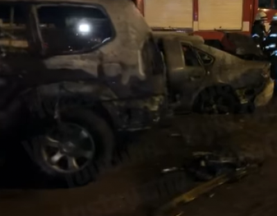 "Не нужно спать с чужими женами": в Киеве сгорели три машины, опубликовано видео