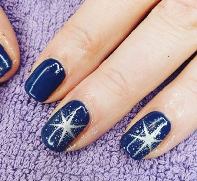 Модный синий маникюр: космос, сливовые ногти и стильный френч - фото