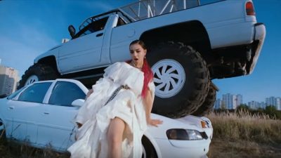 На столичной Троещине певица из Британии в клипе сожгла авто