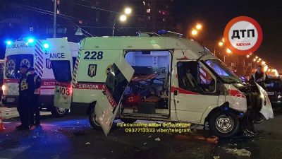 В Киеве скорая с ребенком попала в ДТП: водитель погиб, шестеро пострадавших