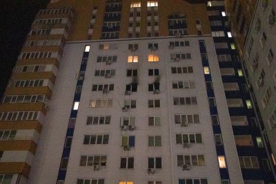 В Киеве в результате пожара в высотке повреждены три квартиры