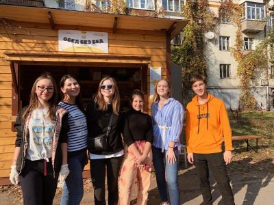 Саша Зеленская с друзьями готовила для малообеспеченных / Фото: Facebook/Новопечерская школа Саша Зеленская с друзьями готовила для малообеспеченных / Фото: Facebook/Новопечерская школа