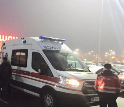 У киевского гипермаркета женщина на глазах у мужа выпила яд и умерла - СМИ