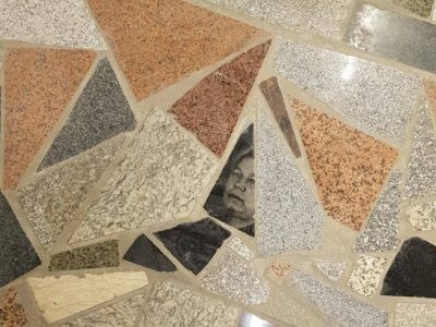 В Казахстане пол в торговом центре выложен кусками надгробных плит