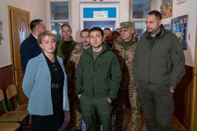 "Бывшие военные должны сидеть дома": помощник Зеленского рассказал о его визите в Золотое