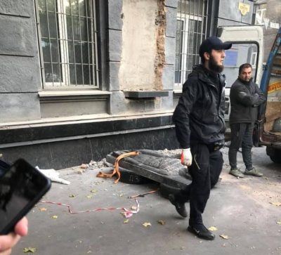 В Одессе демонтировали барельеф Жукову В Одессе демонтировали барельеф Жукову