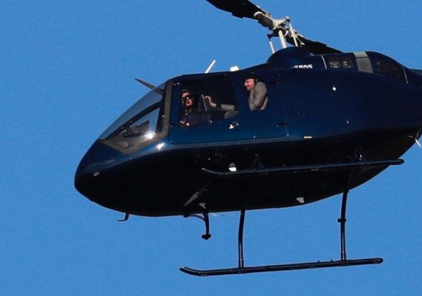 Том Круз в Киеве полетал на вертолете и попрыгал на "мосту Кличко"