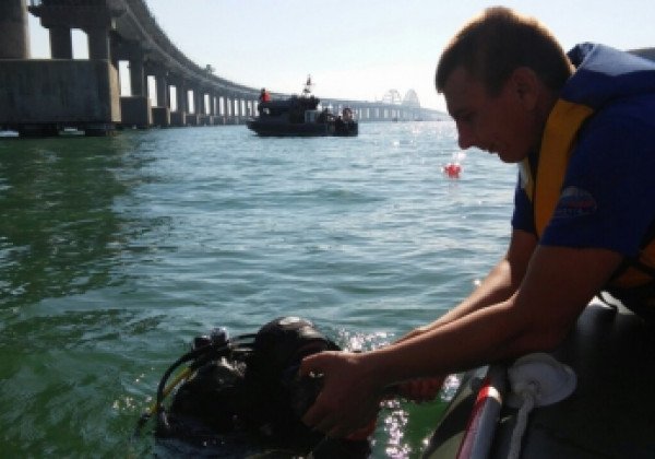 Крымский мост "обложило" огромными бомбами