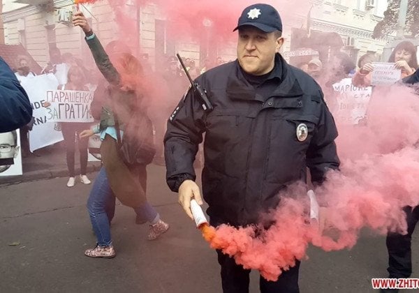 "Нет капитуляции": Зеленского в Житомире встретили файер-шоу